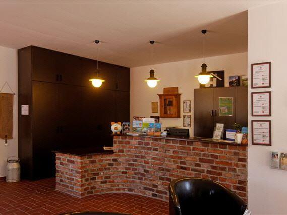 Jugendherberge Carl Bolle Einbauschränke Schokobraun